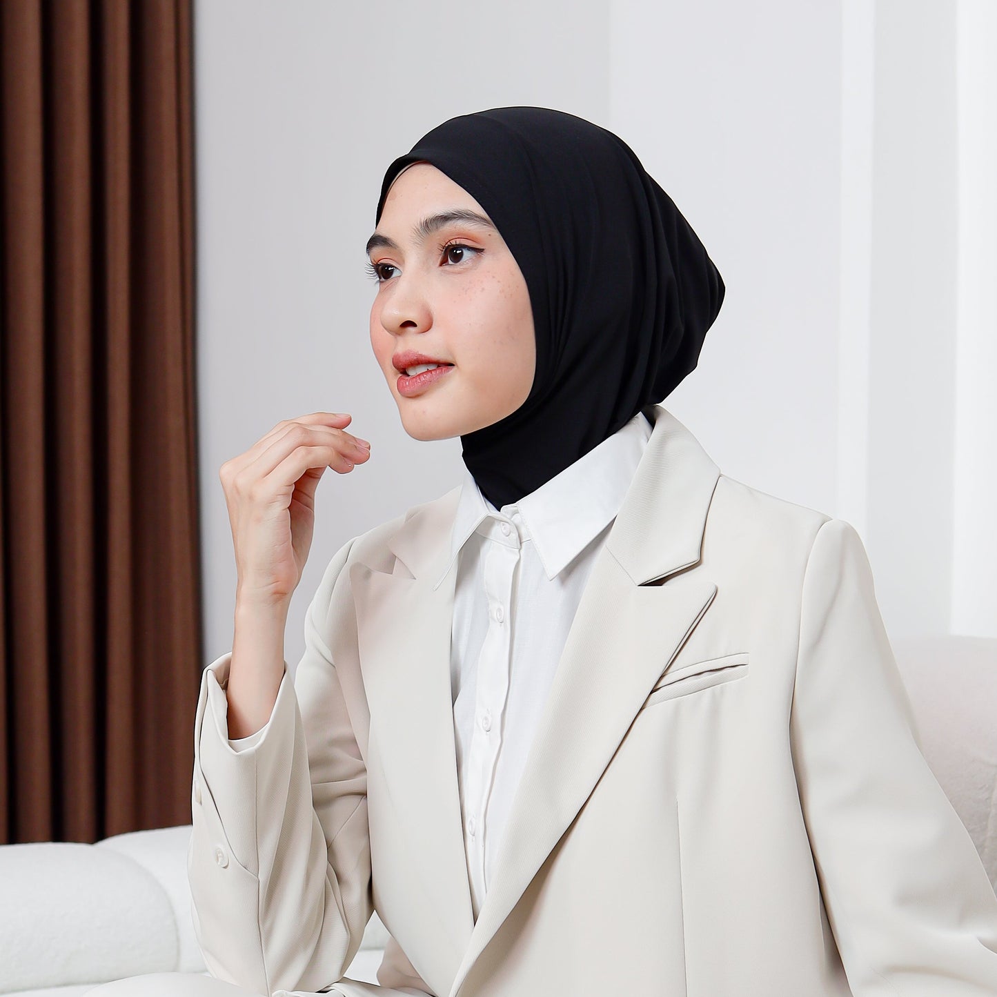Arumi Basic Hijab Instan Crop Hitam