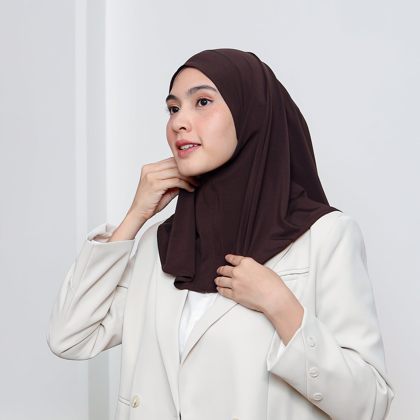 Arumi Basic Hijab Instan Crop Mahogany