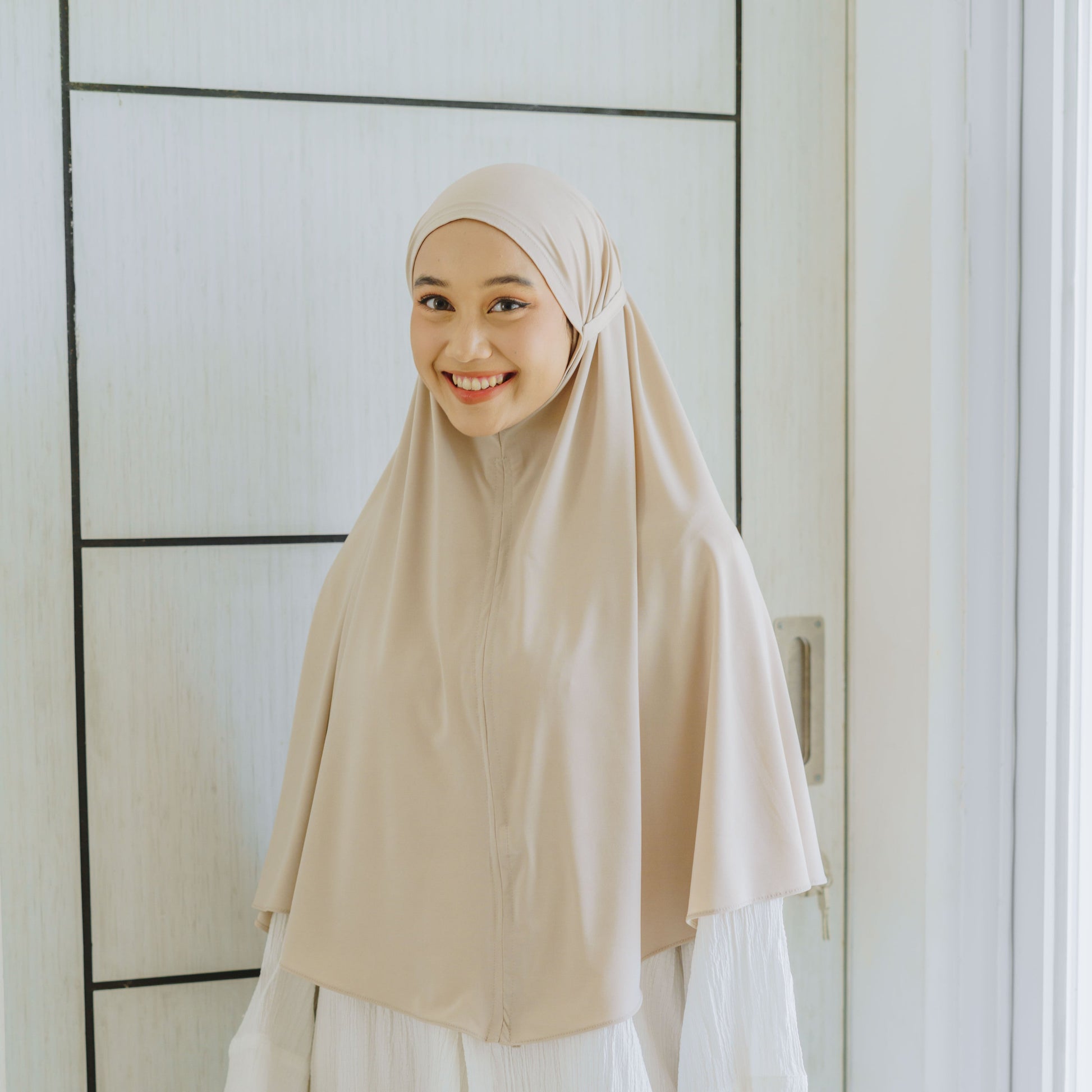 Eliana Hijab Bergo Tali Jumbo Jersey Cream - Demar Hijab