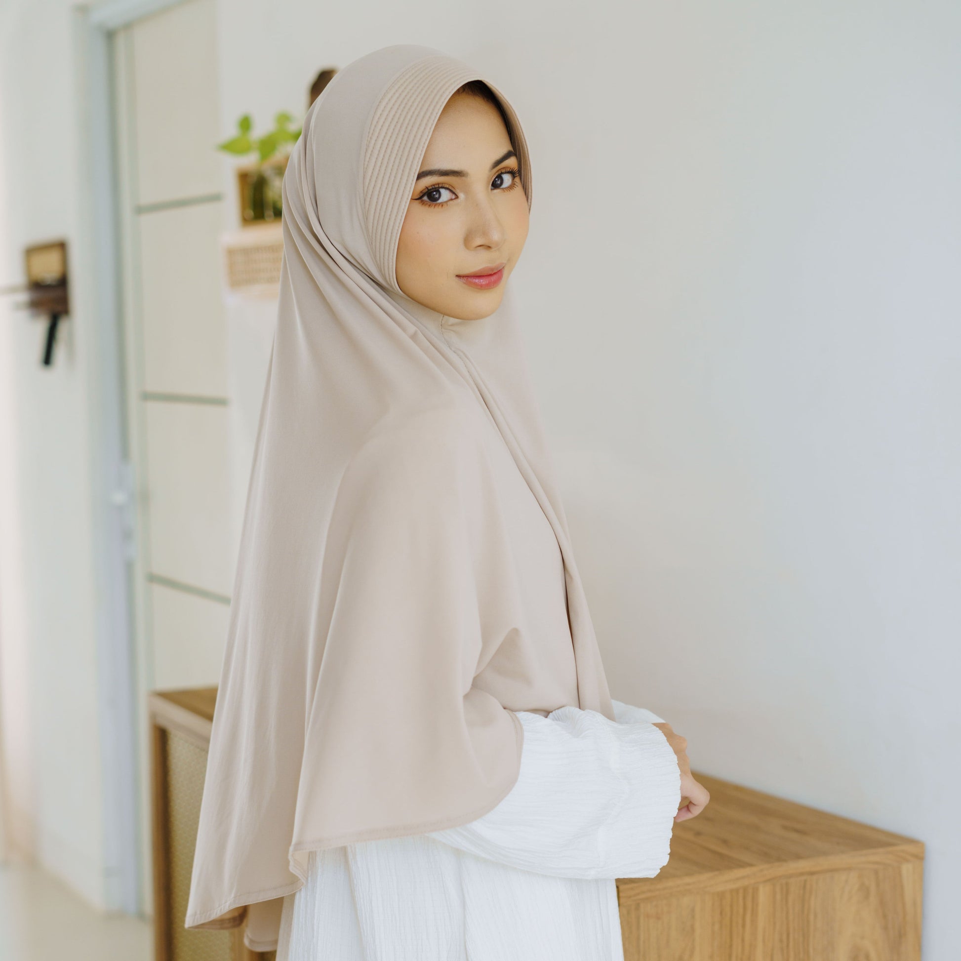 Samaira Hijab Bergo Jumbo Pet Jersey Cream - Demar Hijab