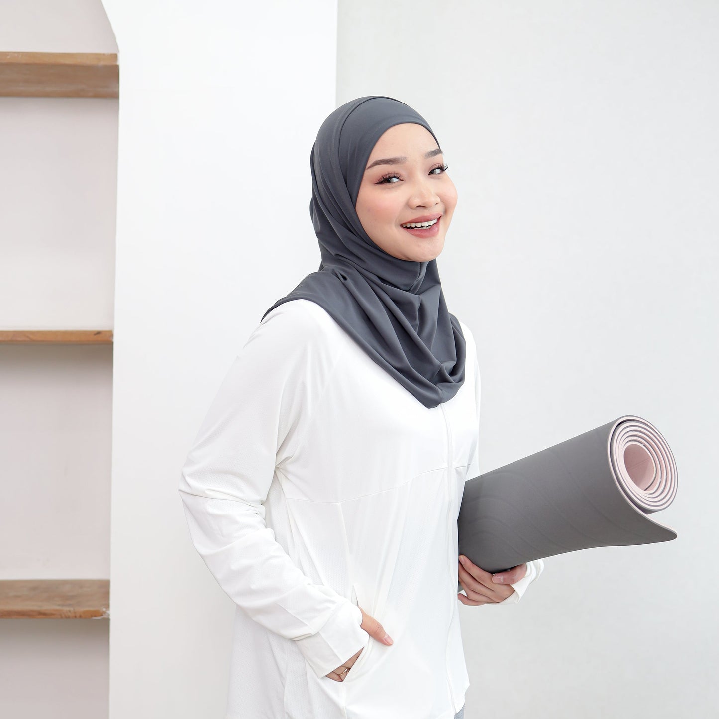 Aira Hijab Sport Bergo Instant Abu