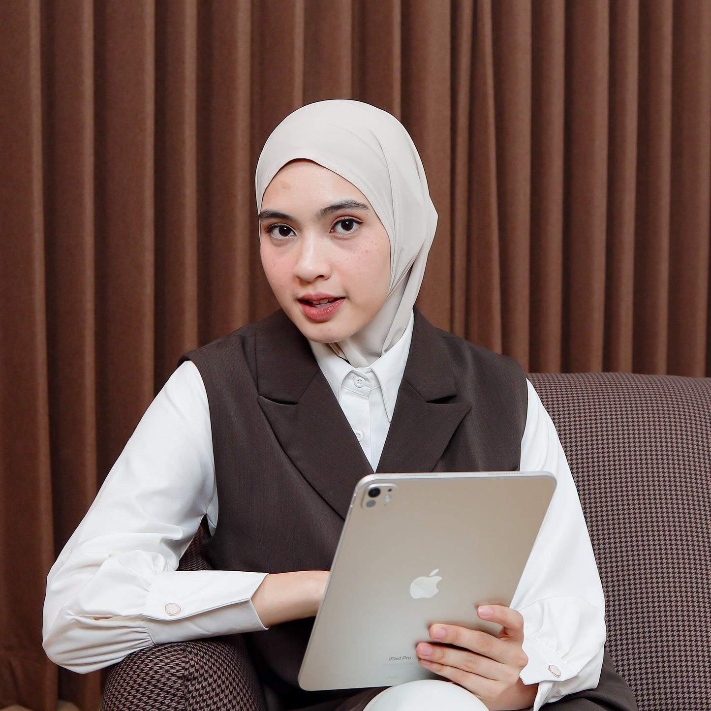 Arumi Basic Hijab Instan Crop Cream