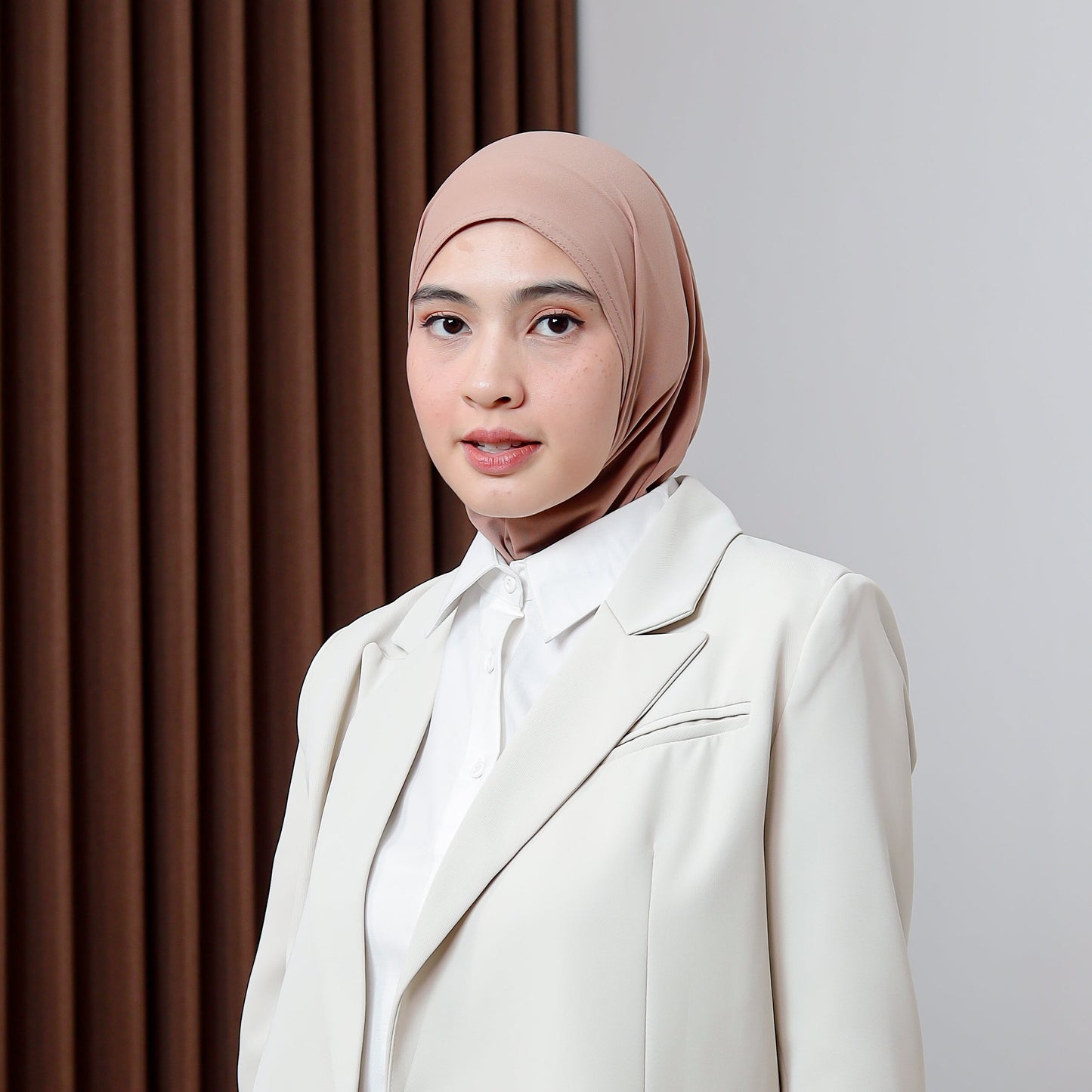 Arumi Basic Hijab Instan Crop Mocca