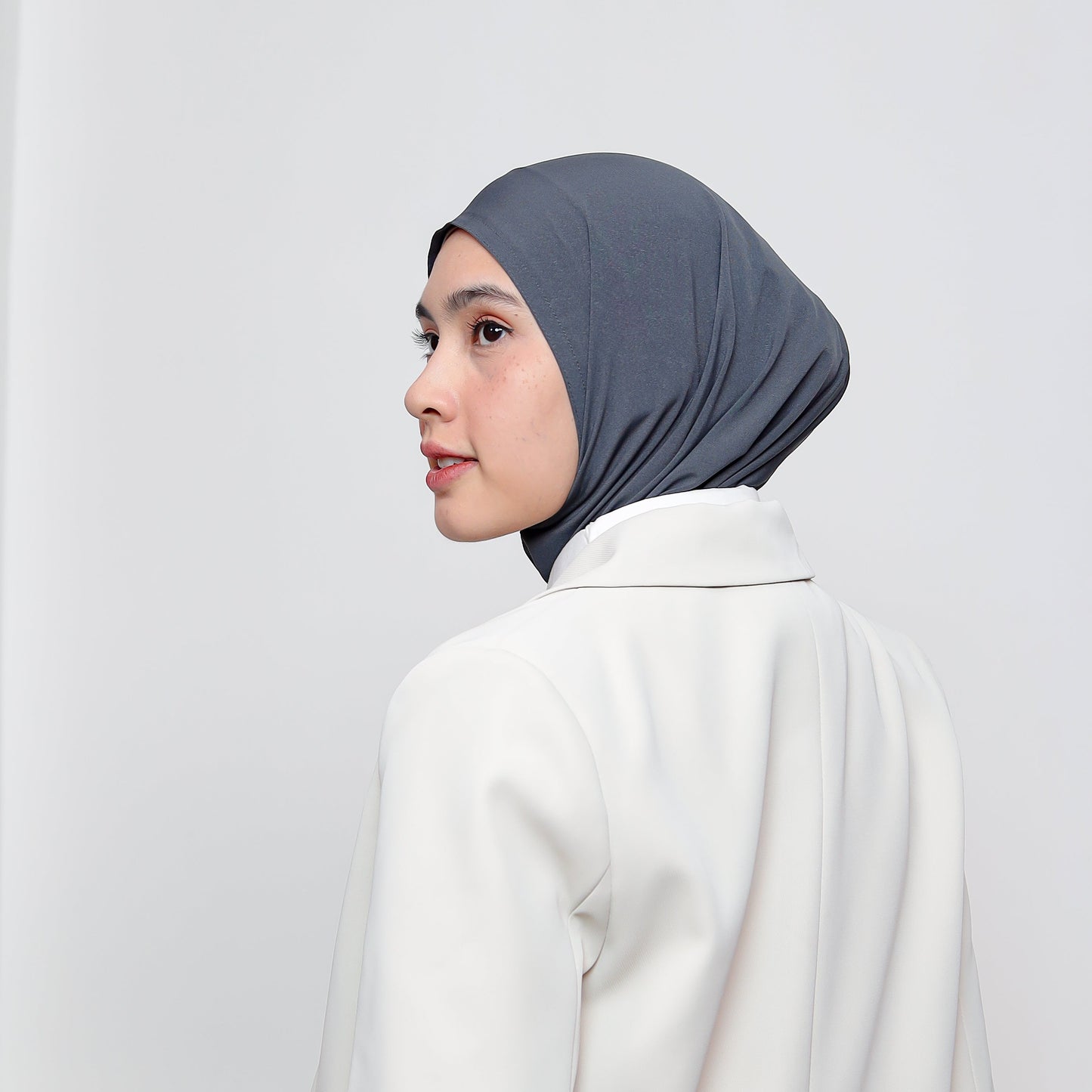 Arumi Basic Hijab Instan Crop Abu