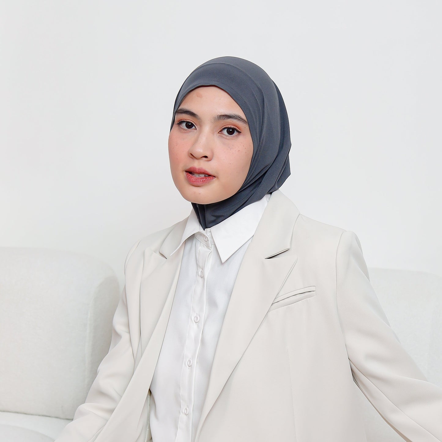 Arumi Basic Hijab Instan Crop Abu