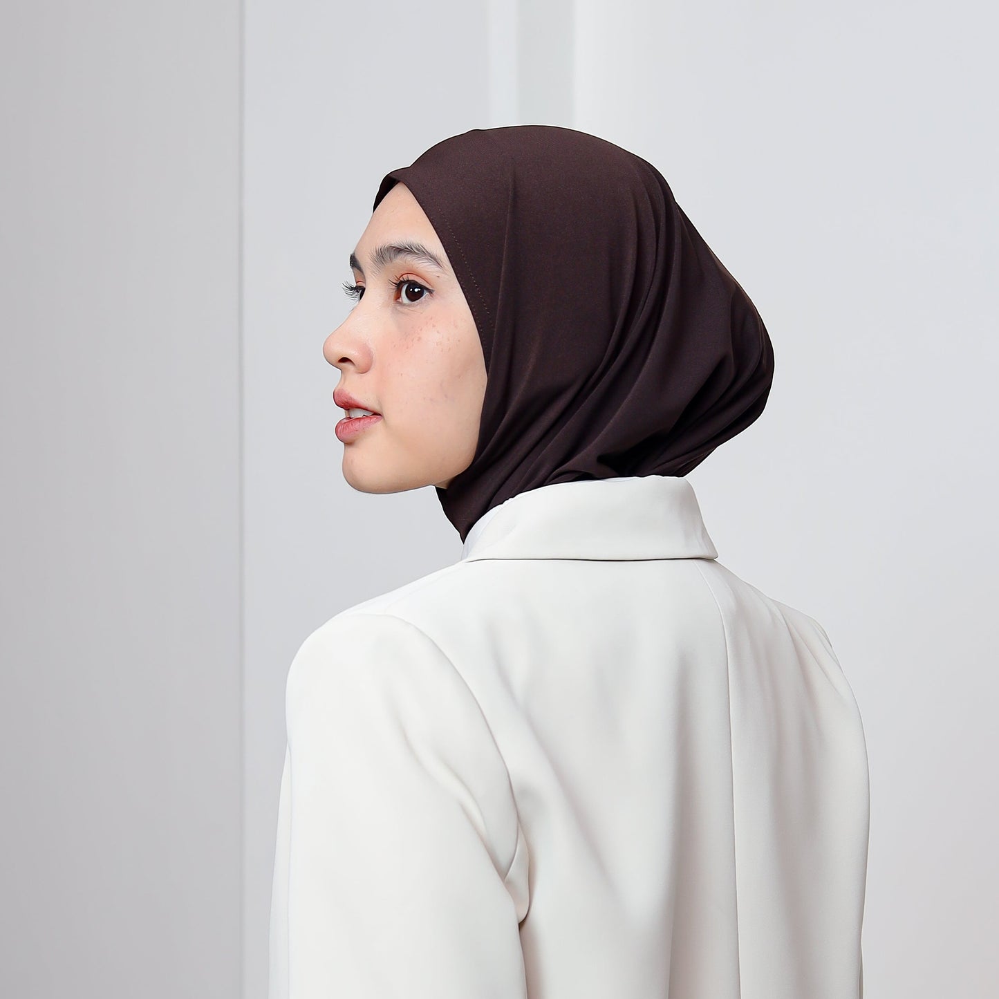 Arumi Basic Hijab Instan Crop Mahogany