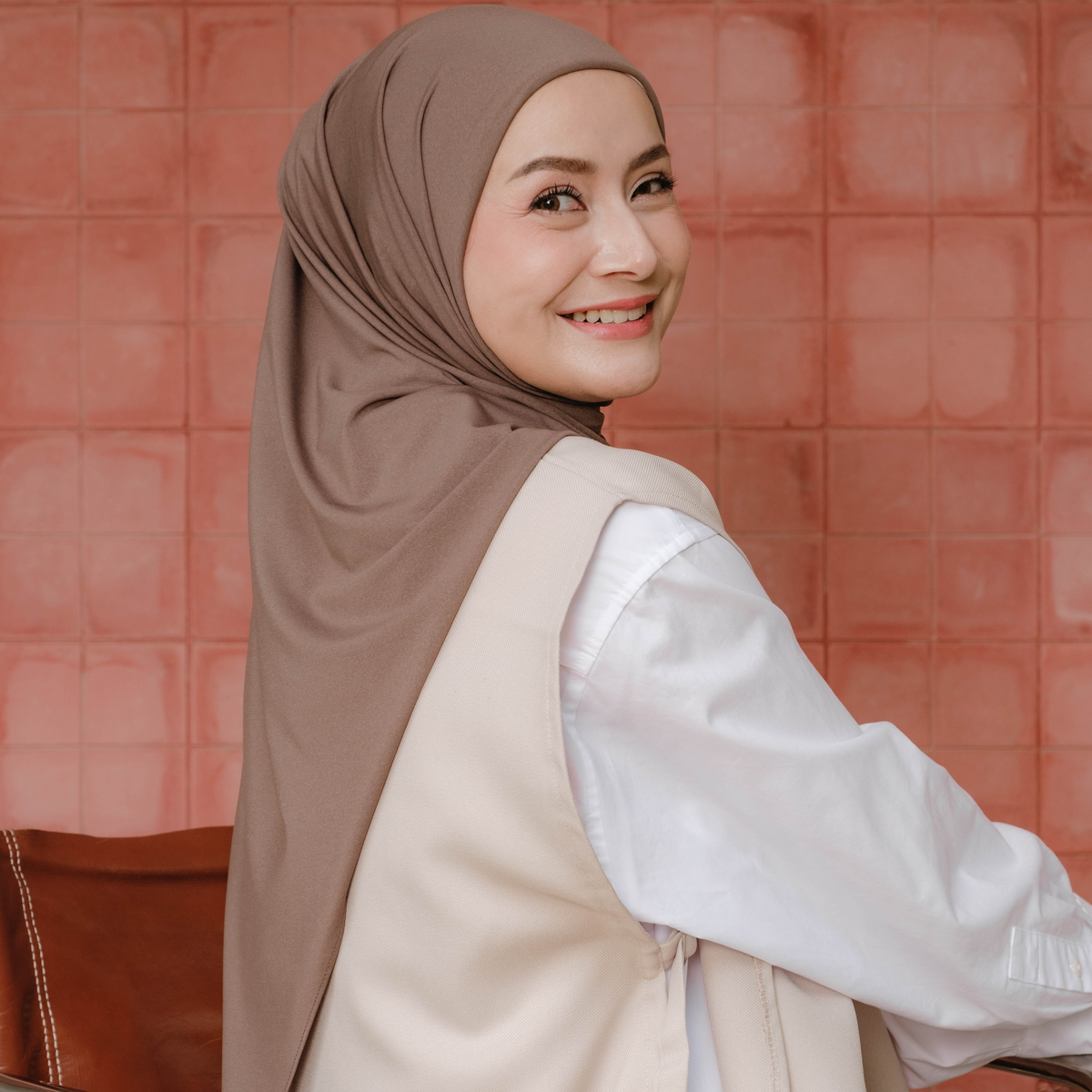 Yasmeen Pashmina Segitiga Inner Jersey Khaki